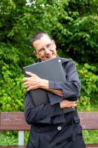 Die rechtliche Betreuerin Sabine Scholze mit Laptop